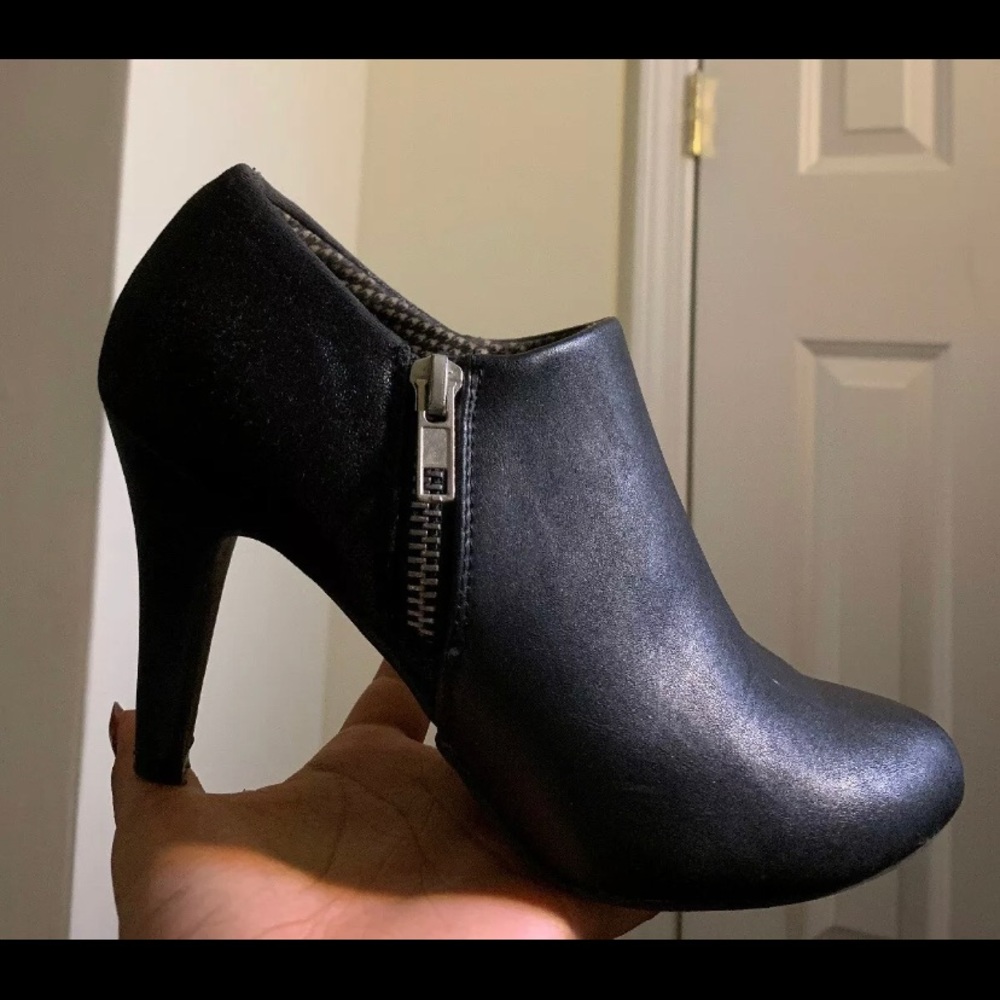 Black leather boots with a side zipper size 6